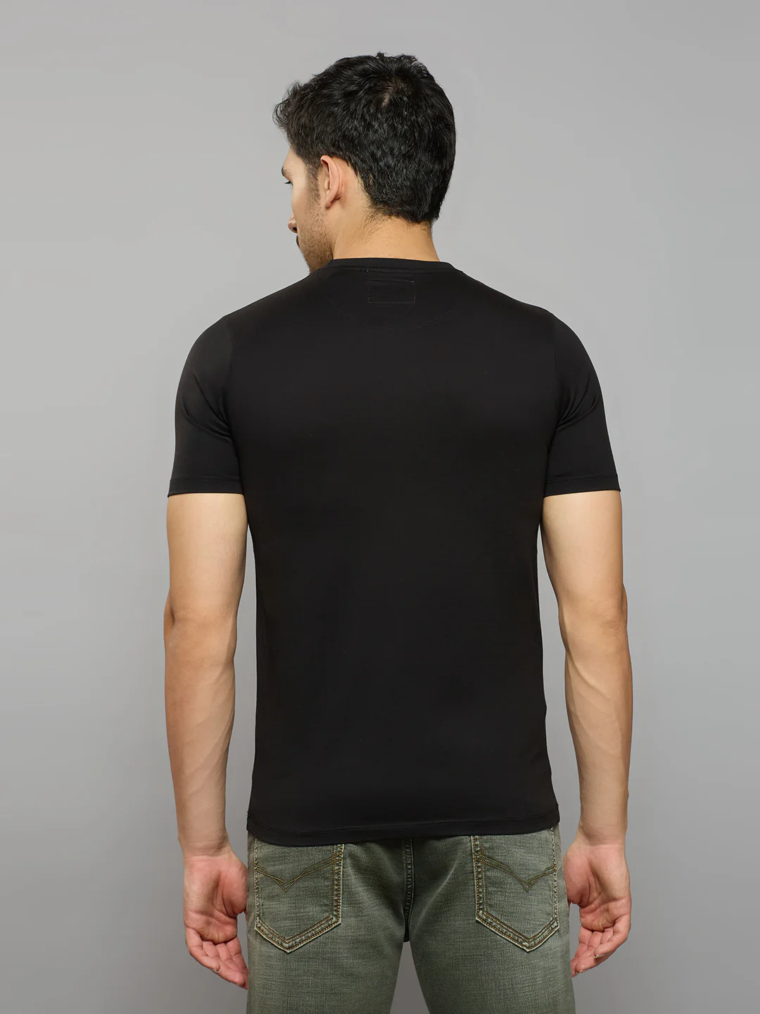Men's Black Solid Slim Fit T-Shirts - Image 4