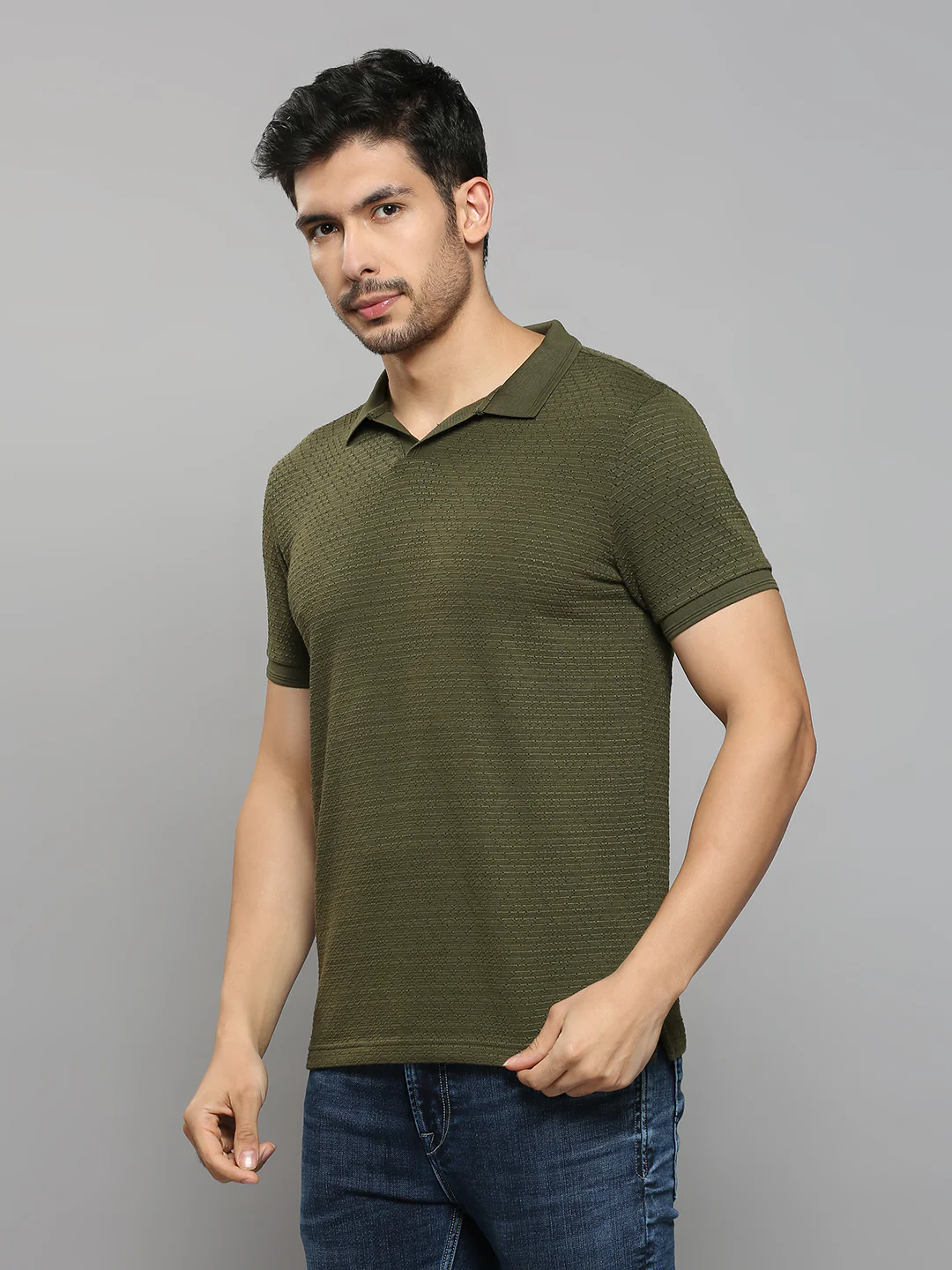 Men's Olive Solid Slim Fit T-Shirts - Image 2
